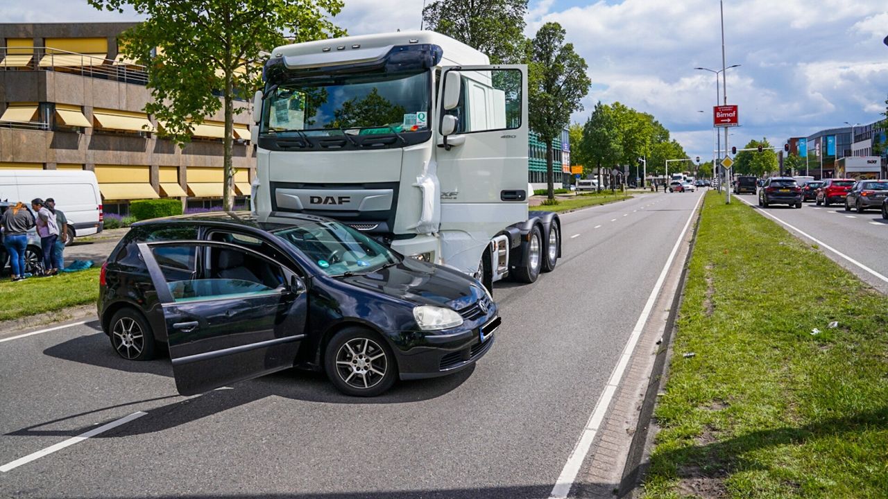 Splinternieuwe vrachtwagen botst met auto in Eindhoven