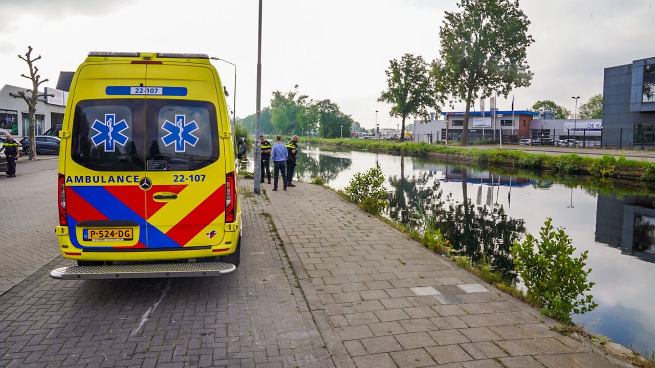 Vrouw rijdt met auto in kanaal in Eindhoven