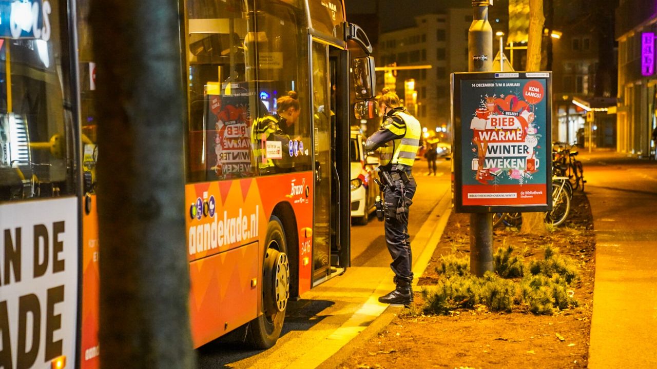 Voetganger zwaargewond bij botsing met bus in binnenstad Eindhoven