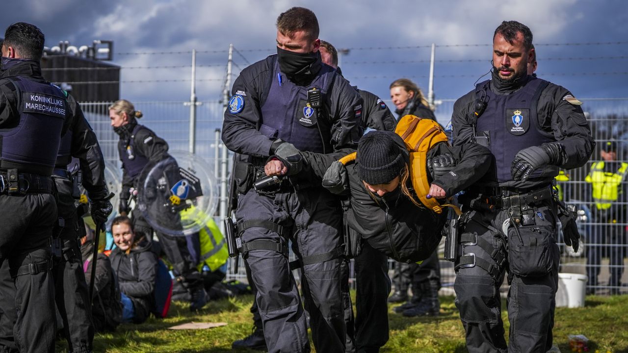 Ruim honderd klimaatactivisten aangehouden na bestorming van Eindhoven Airport