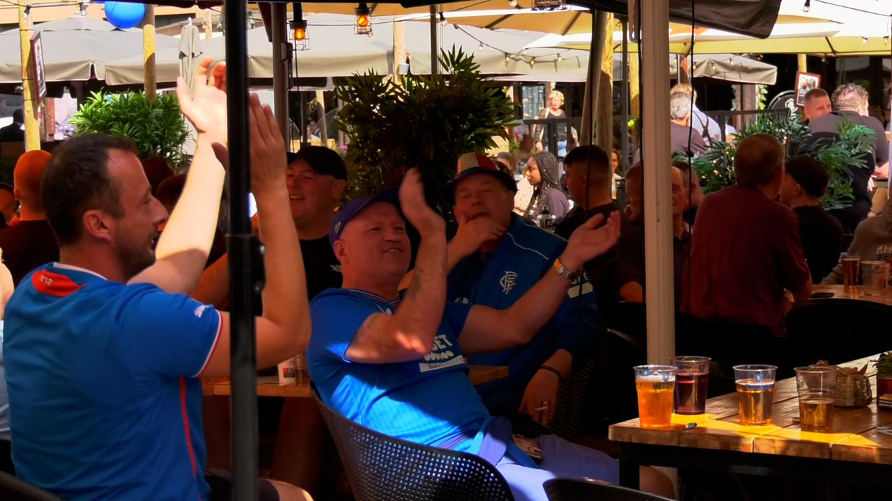 Rangers-fans kleuren Eindhovense binnenstad blauw