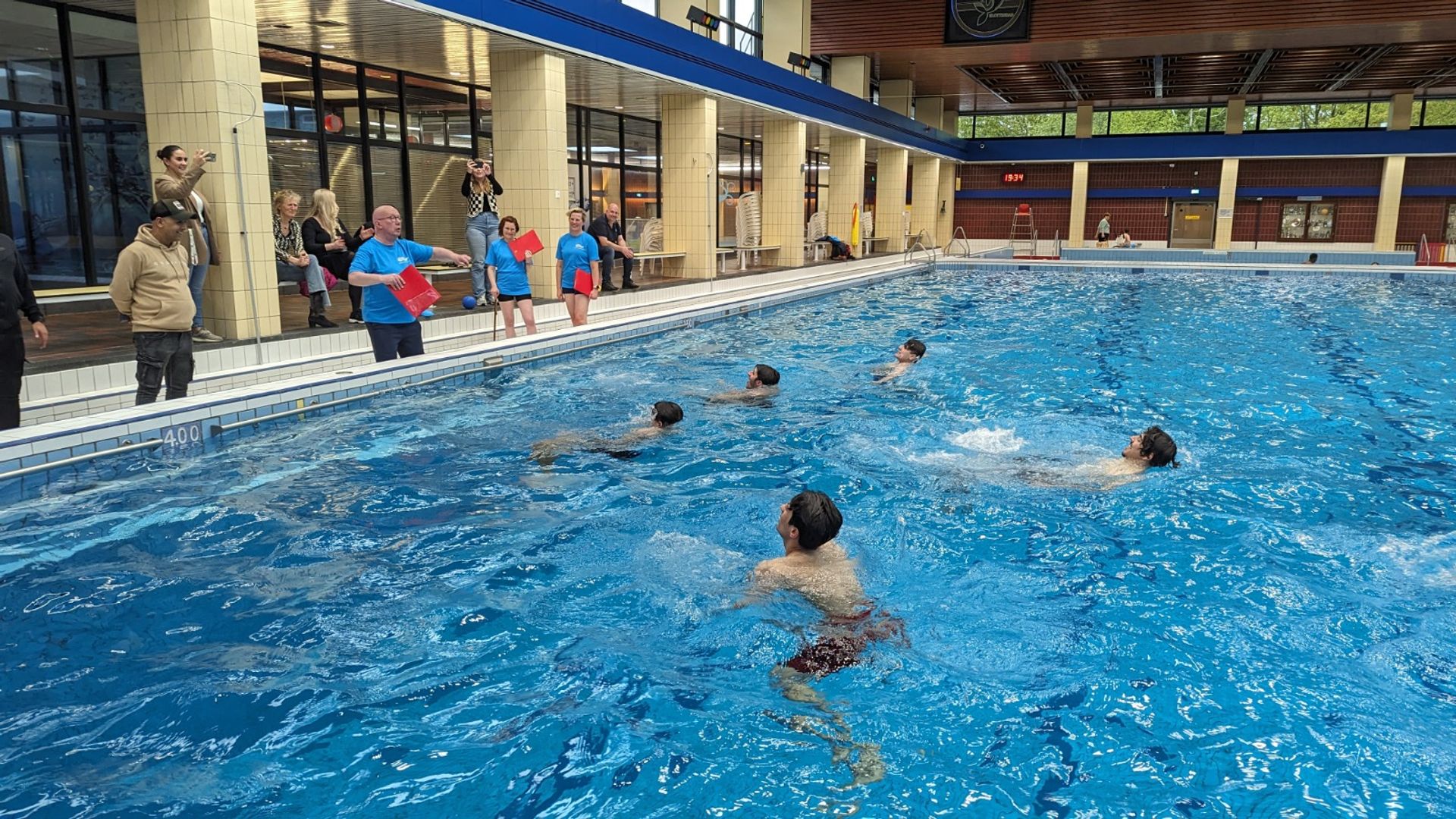 Vrijwilligers helpen minderjarige asielzoekers met behalen zwemdiploma