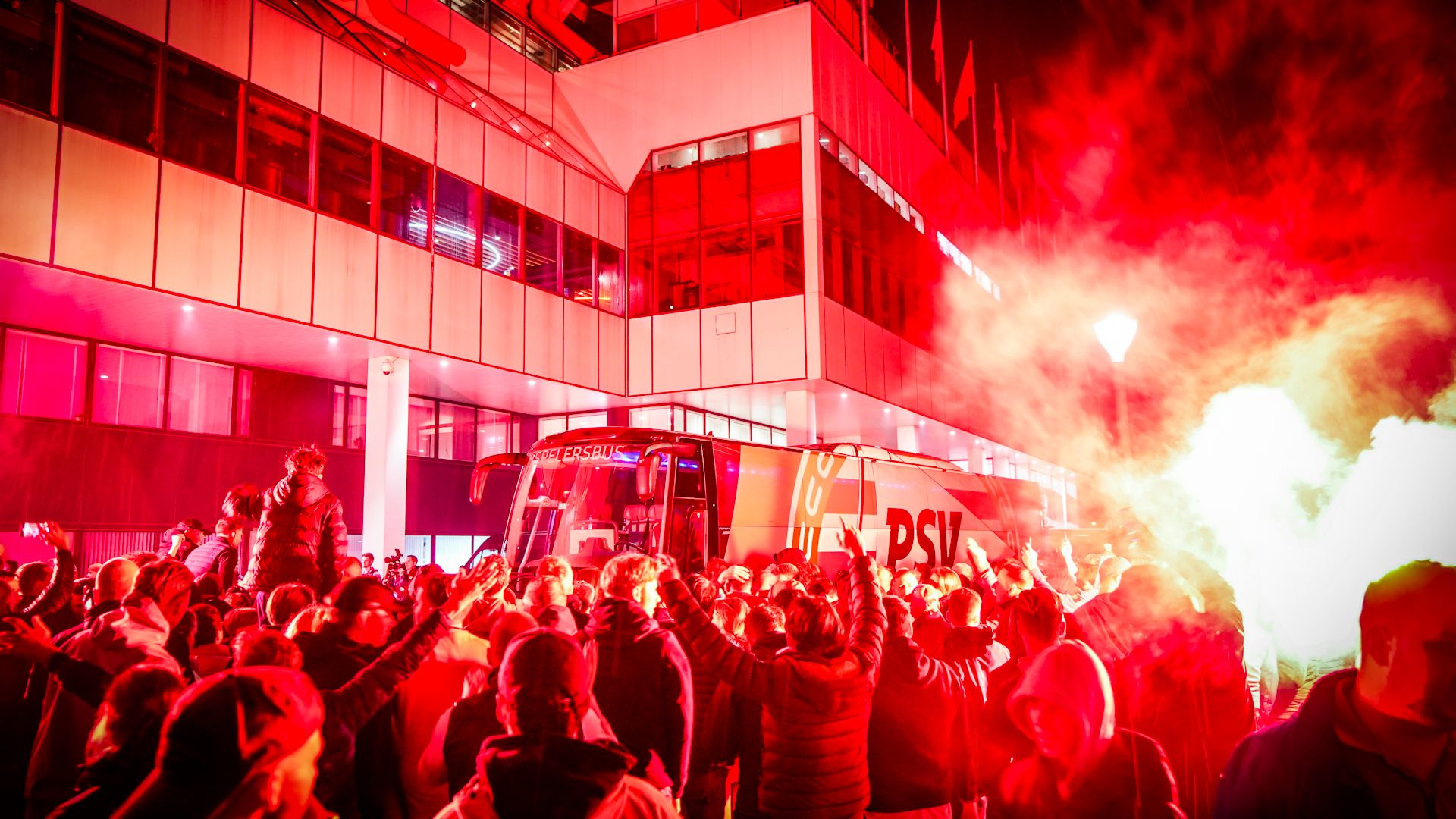 Honderden fans juichen PSV-selectie toe bij aankomst in Eindhoven
