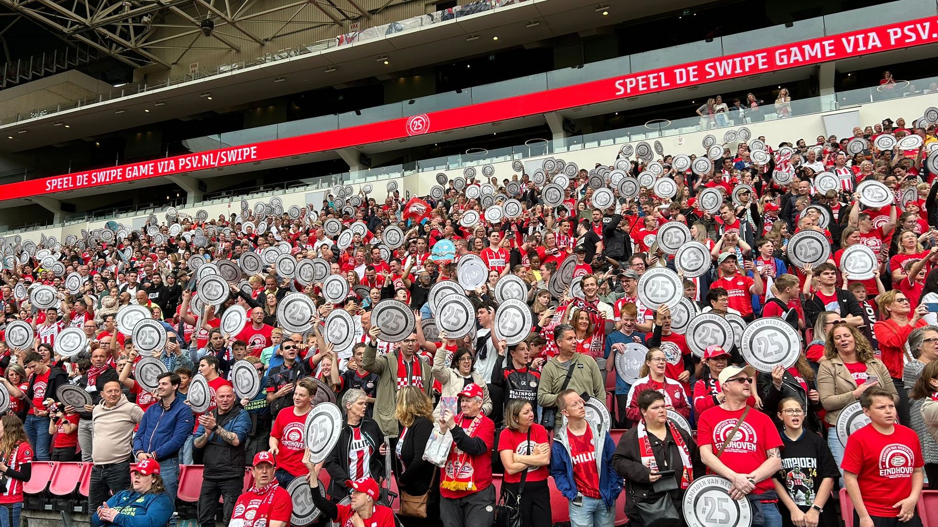 Kinderen vieren landstitel met PSV-spelers in stadion