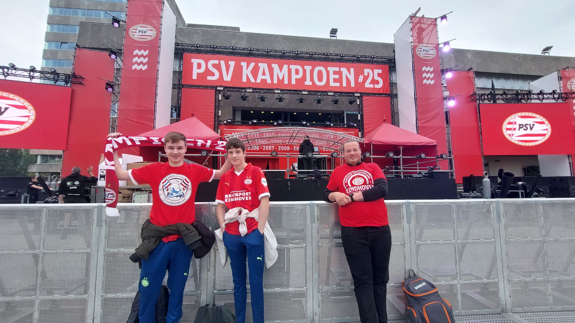 Eerste PSV-fans staan te wachten voor huldiging, maar moeten Stadhuisplein toch weer verlaten