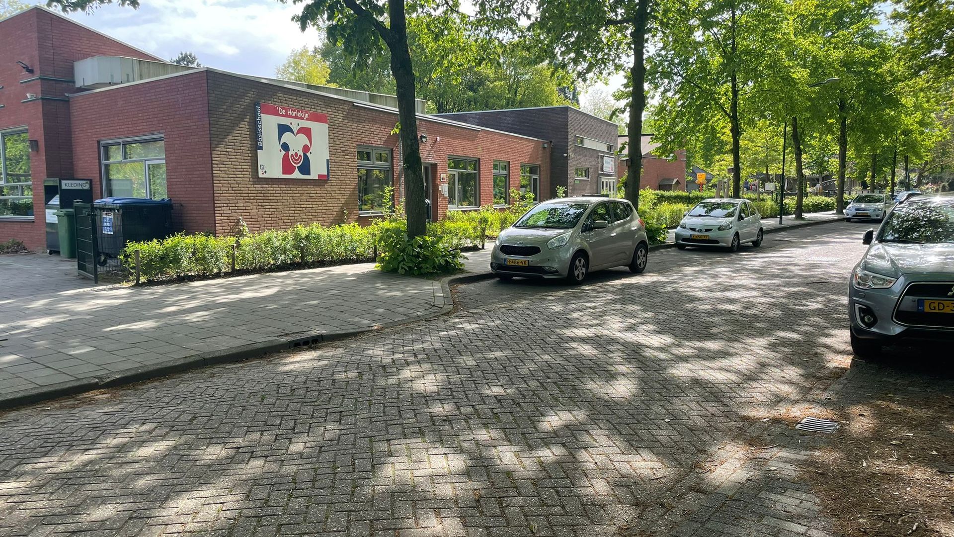 Ouders zorgen voor onveilige verkeerssituaties bij scholen Son en Breugel; gemeente grijpt in