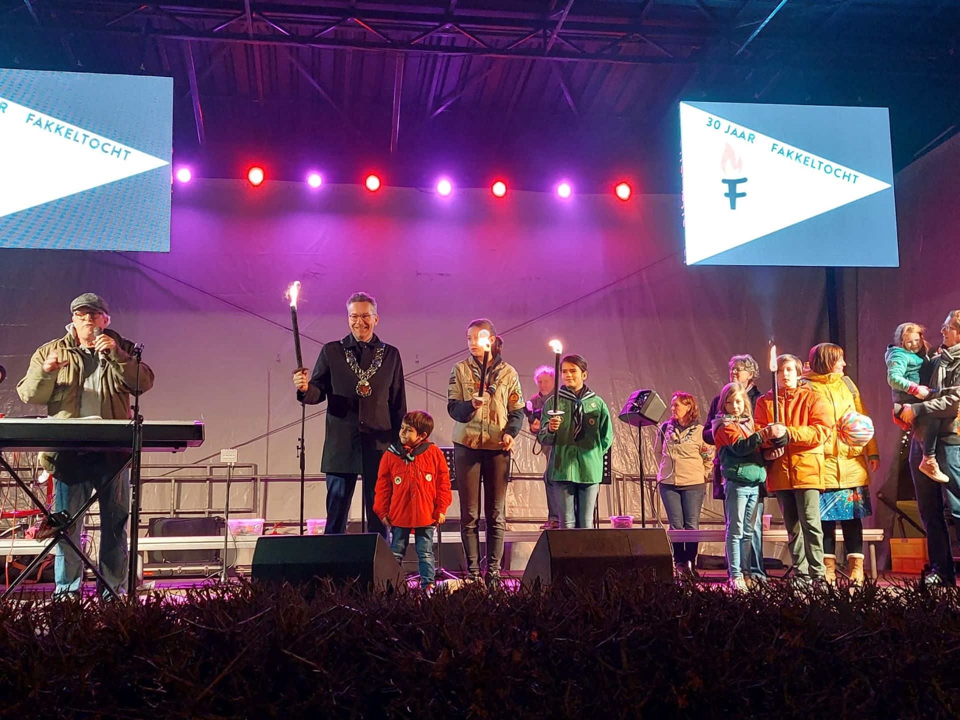 The stage on Wilhelminaplein with Mayor Dijsselbloem and the Johannes Vianney Scouts